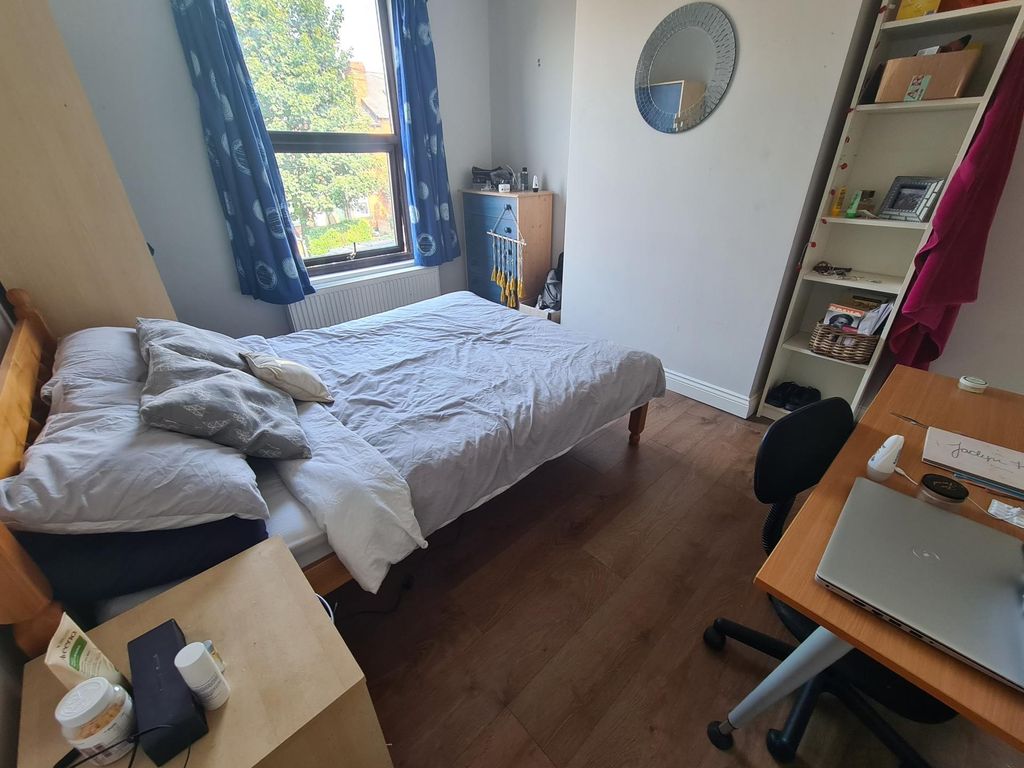 Property photo 3 of 15 A Bright And Cozy Double Bedroom Featuring A Comfo...