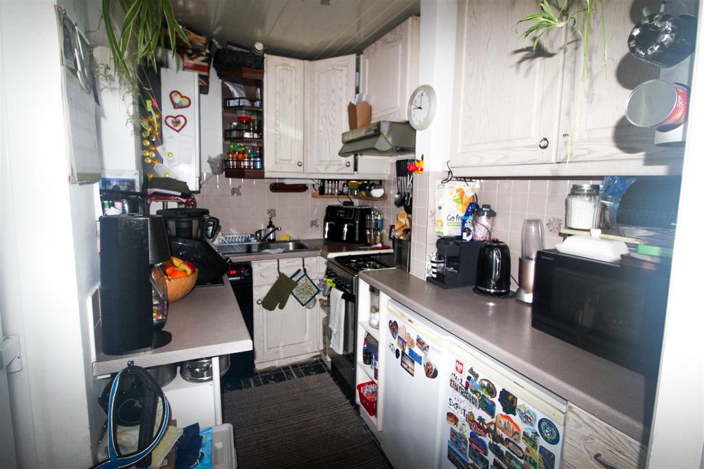 Property photo 3 of 7 Kitchen