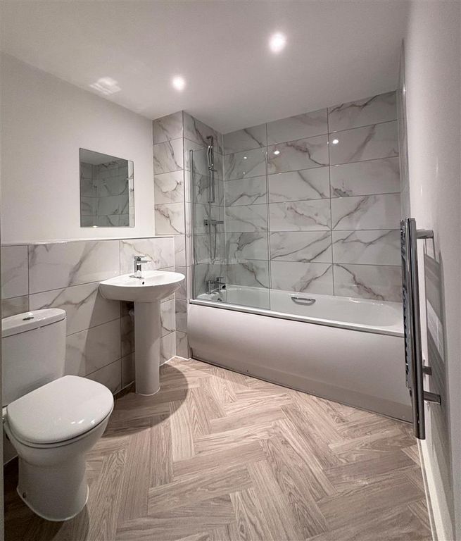 Property photo 1 of 9 515_Willow_Court_Bathroom_1.Png