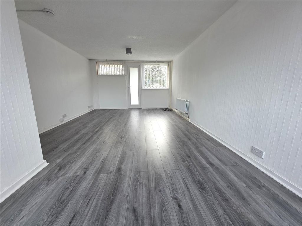 Property photo 2 of 13 Lounge