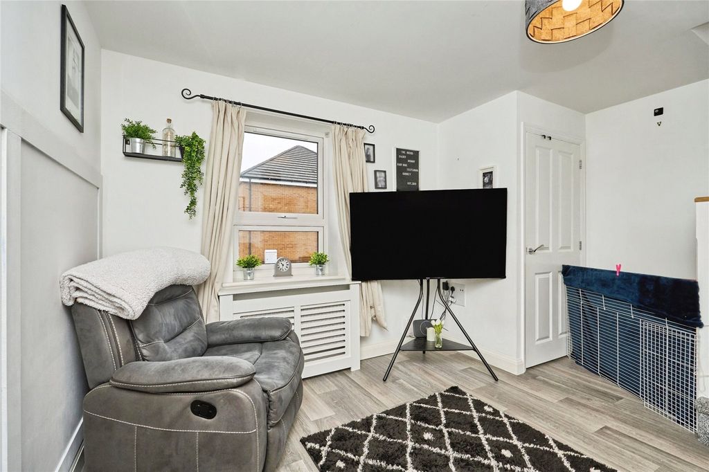 Property photo 3 of 20 Living Room