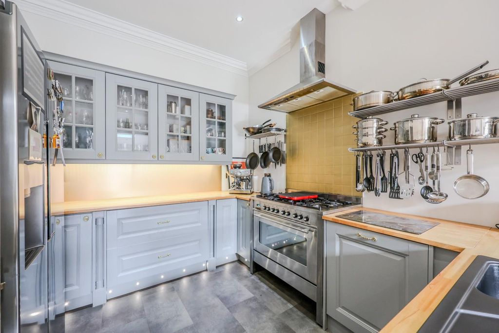 Property photo 2 of 23