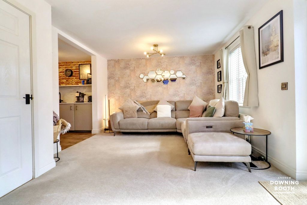 Property photo 2 of 28