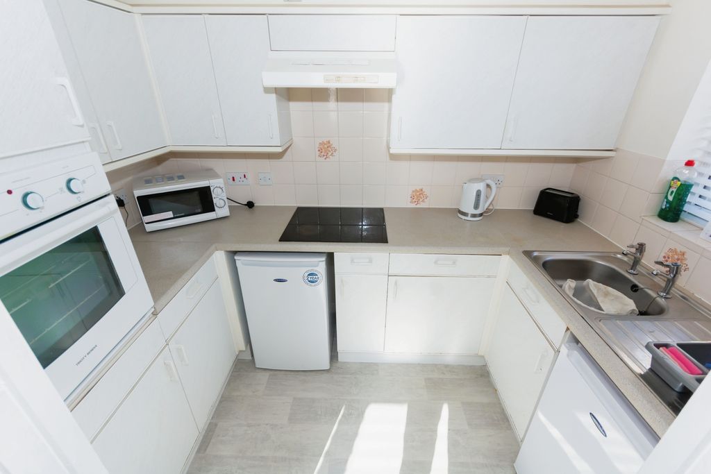 Property photo 3 of 10 Kitchen