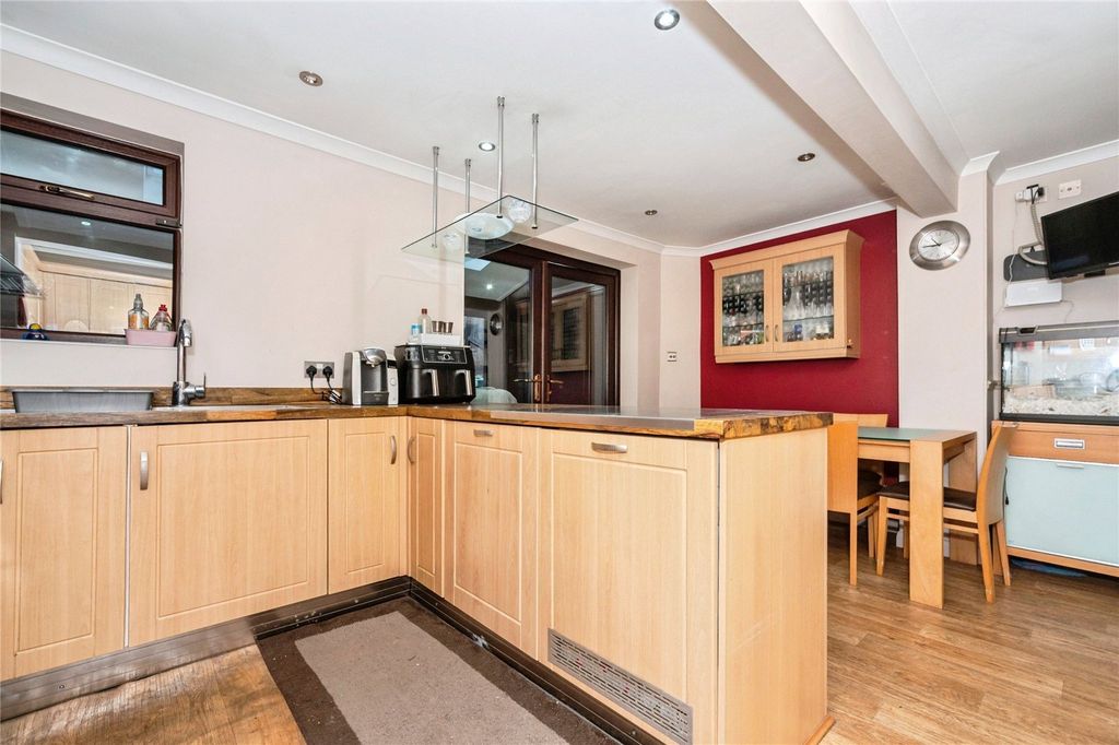 Property photo 3 of 17 Kitchen