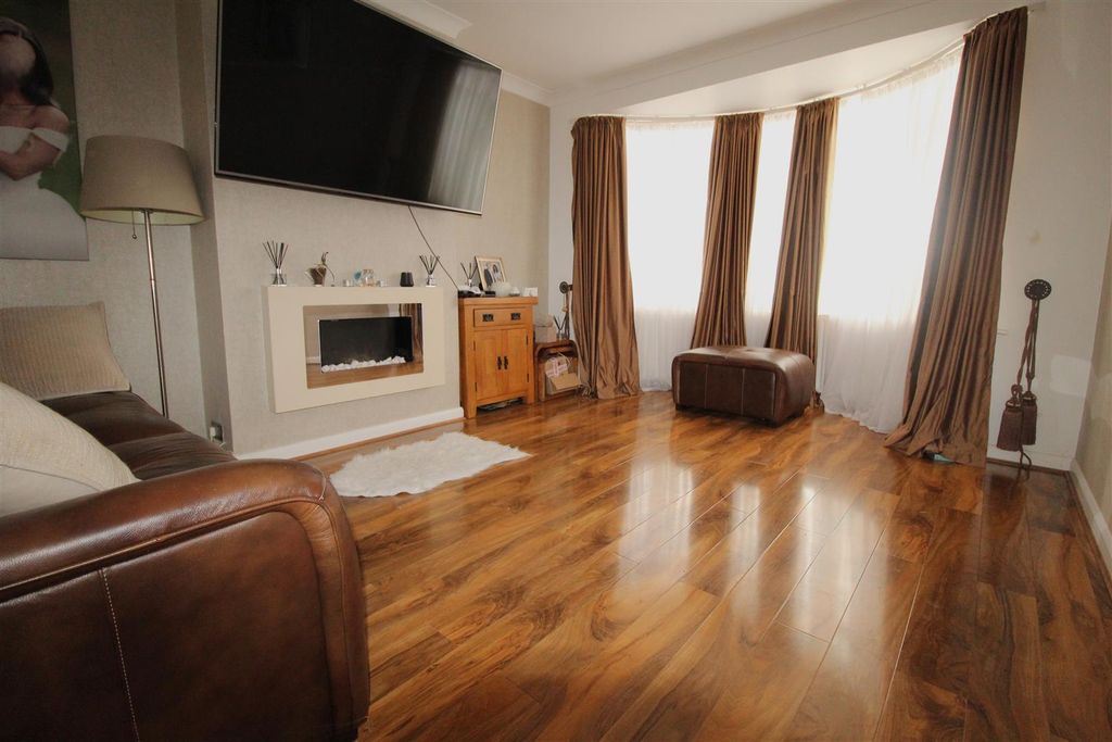 Property photo 2 of 16 Lounge