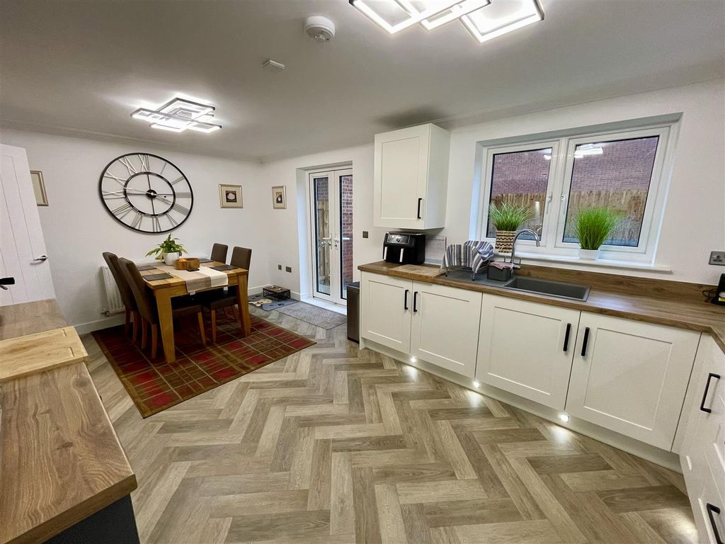 Property photo 3 of 15 Kitchen/Dining Room