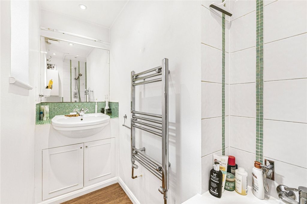 Property photo 2 of 9 Bathroom