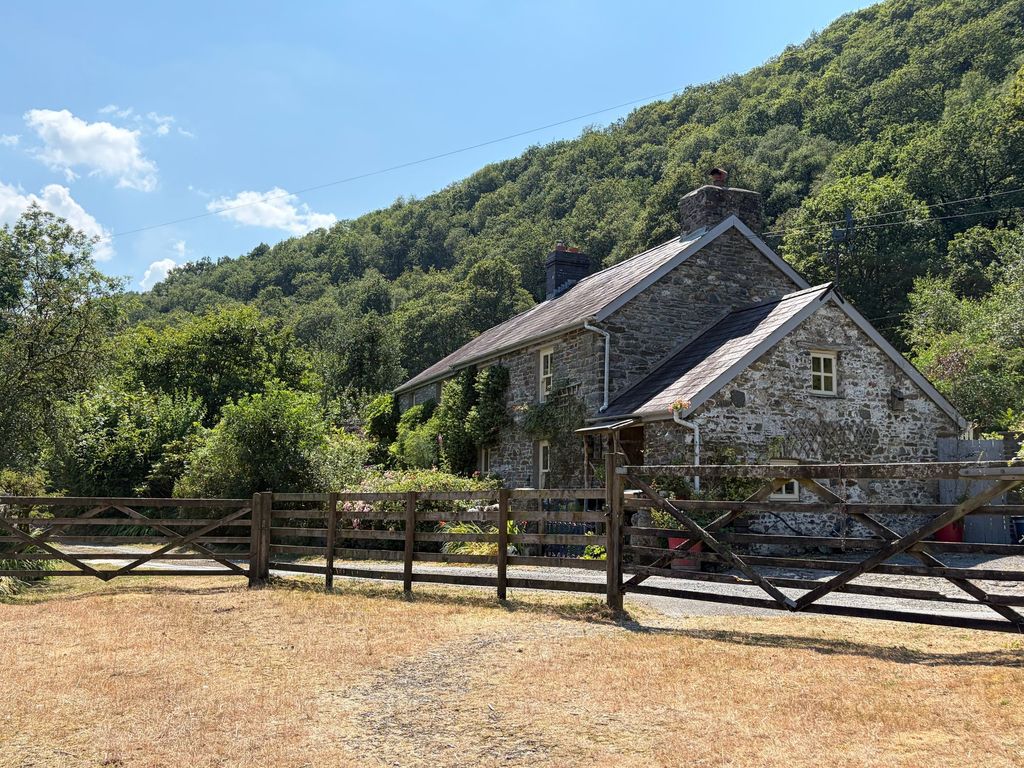 Property photo 3 of 66 The Farmhouse From Barns