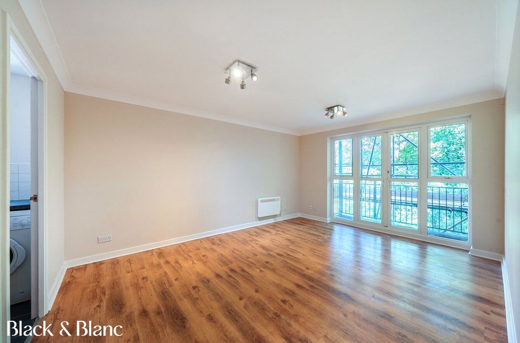 Property photo 3 of 11 Living Room