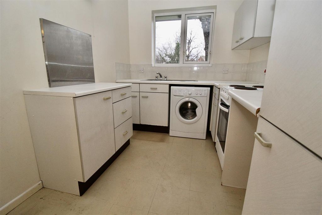 Property photo 3 of 12 Kitchen