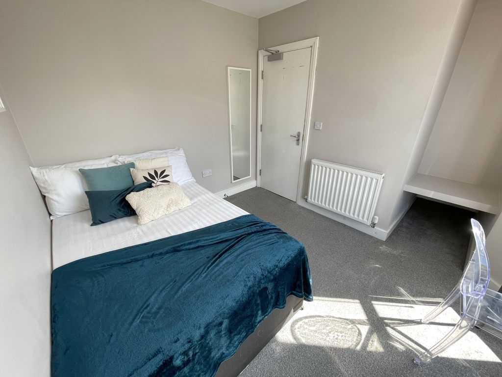 Property photo 2 of 7 155 Adelaide(2)