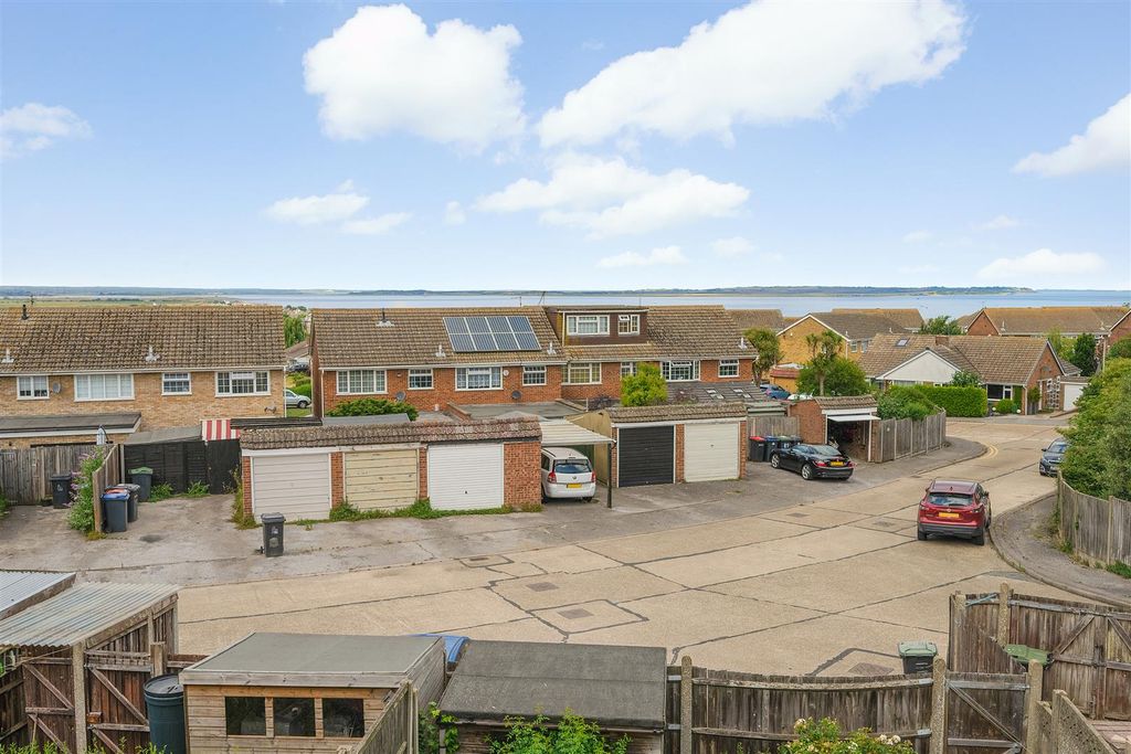 Property photo 2 of 19 Linnet Avenue, Whitstable