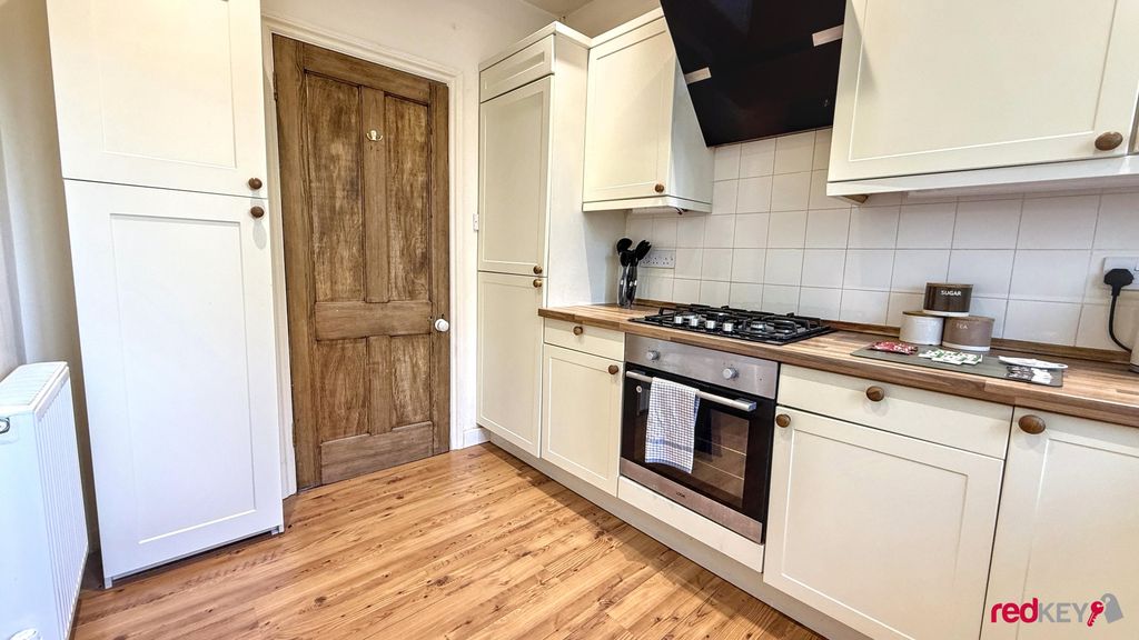 Property photo 3 of 10 Kitchen