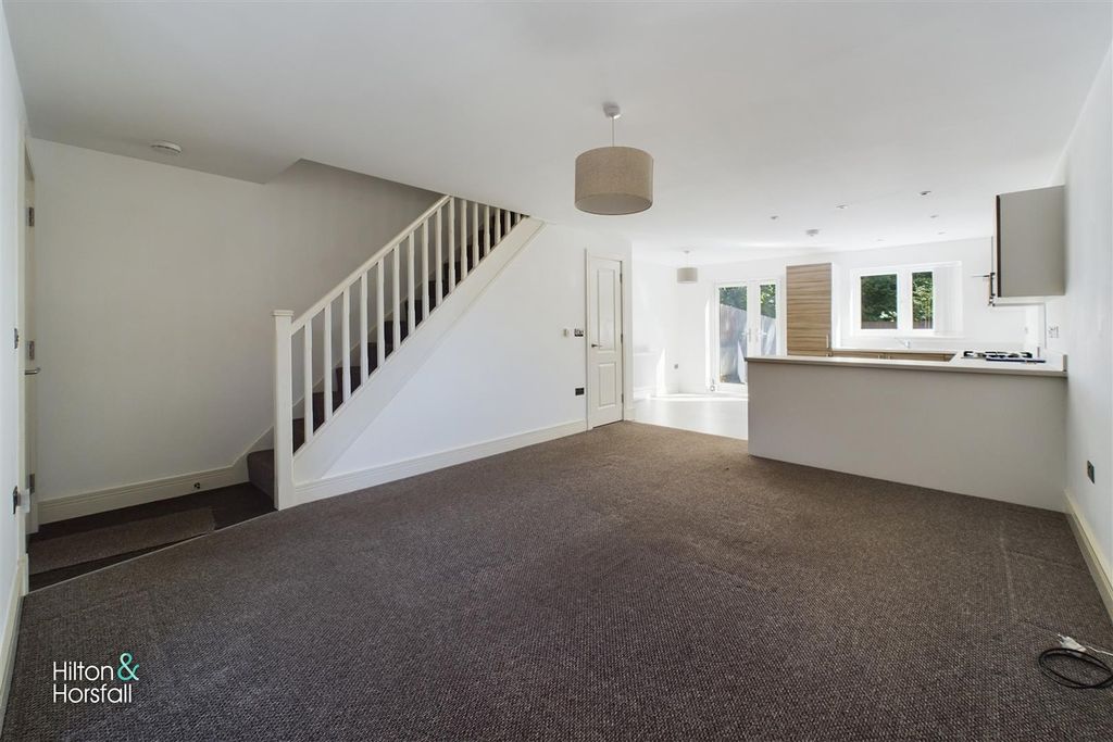Property photo 2 of 12 Walton Place