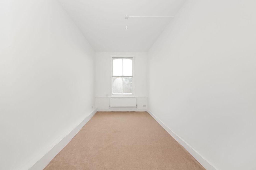 Property photo 3 of 10 Flat 3, 48 Norwood High Street, Norwood, London Se27 9Nr