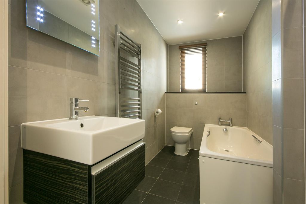 Property photo 3 of 9 5 Vulcan House Tooting High Street Bathroom 1B.Jpg
