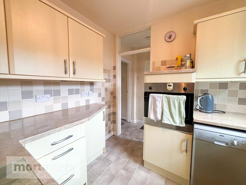 Property photo 3 of 11 Kitchen