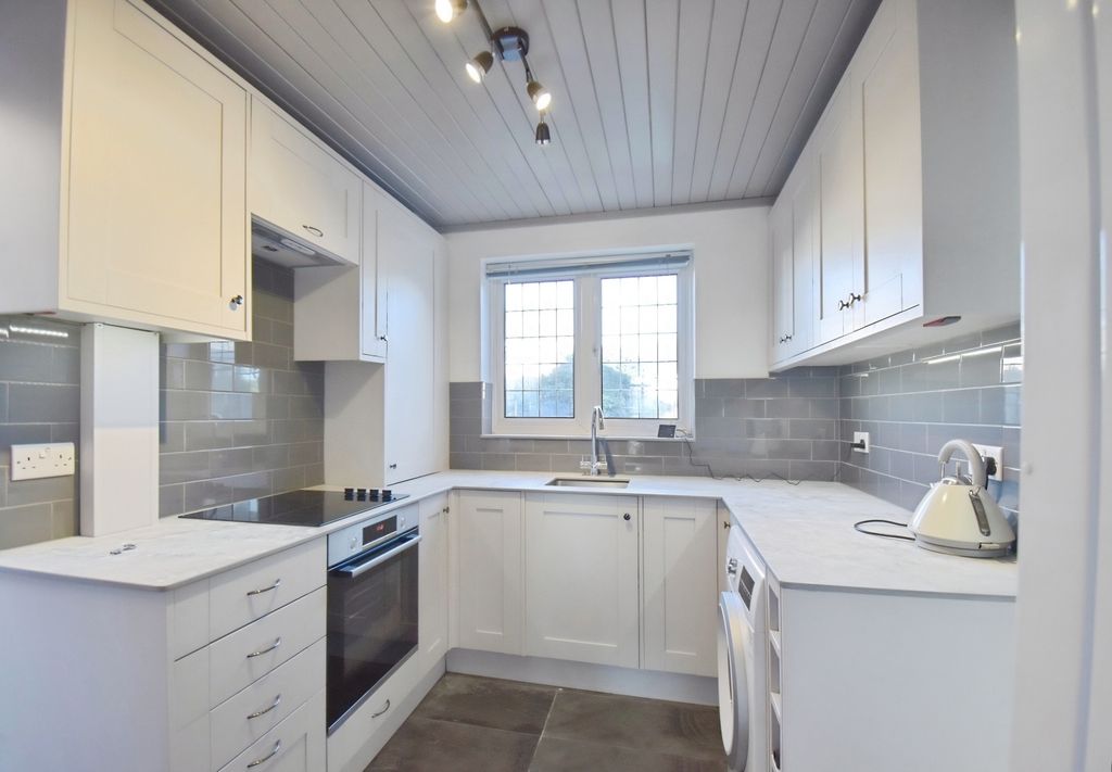 Property photo 2 of 9 Kitchen