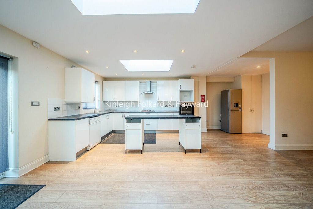 Property photo 2 of 21 Picture No. 17