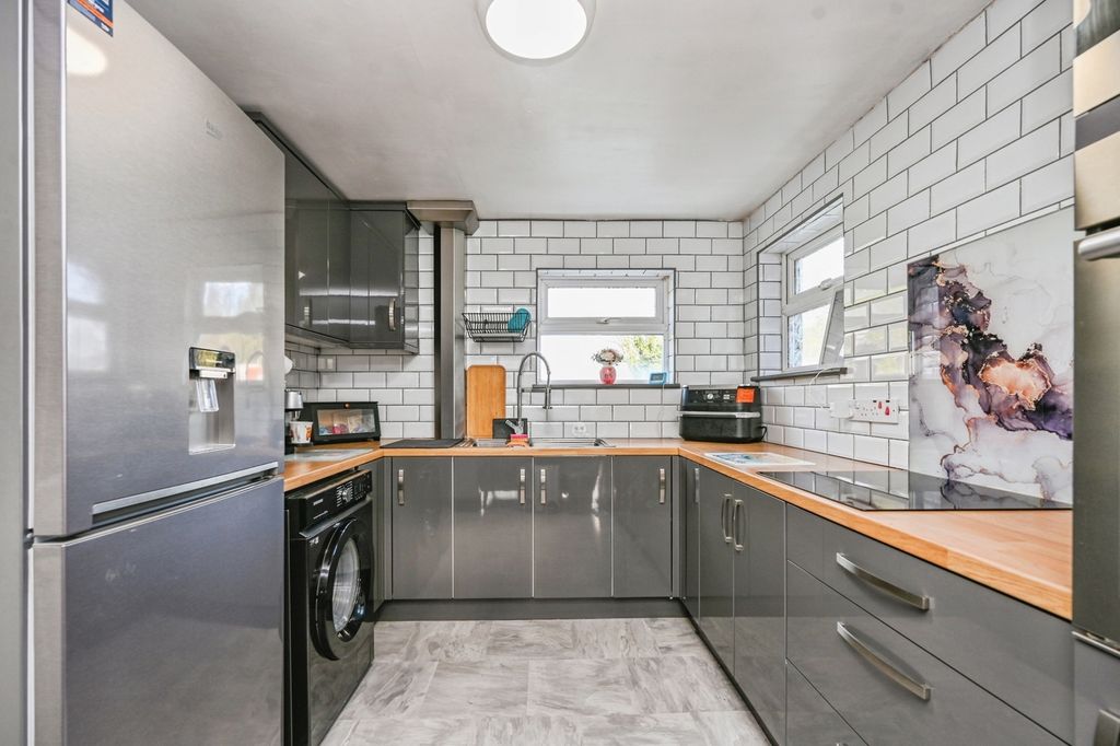 Property photo 2 of 8 Kitchen