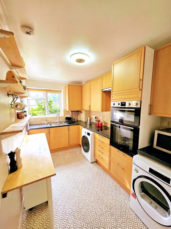 Property photo 1 of 14 2 Bedroom Flat