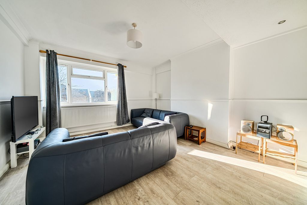 Property photo 1 of 12 Lounge