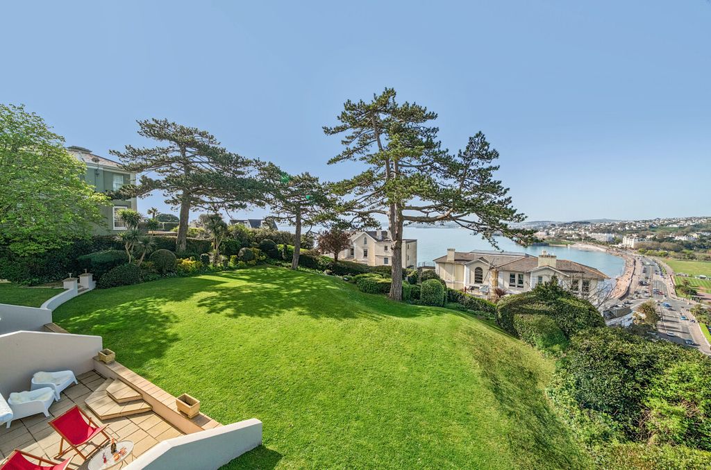 Property photo 2 of 22 Communal Garden