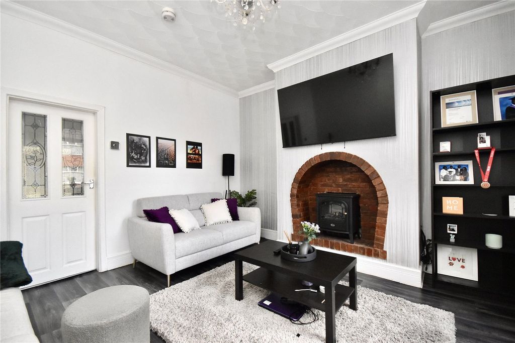 Property photo 3 of 14 Lounge