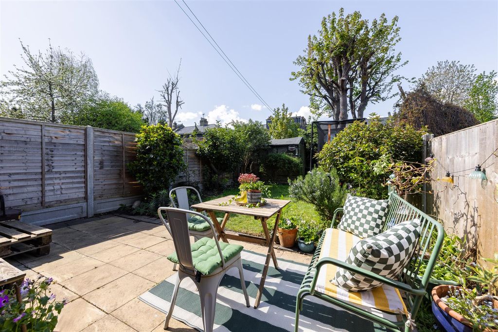 Property photo 3 of 33 Bemsted Road, E17