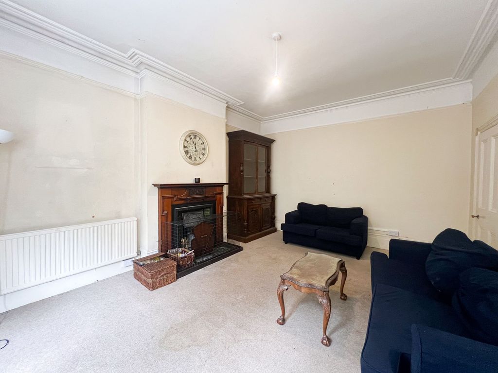 Property photo 2 of 16 Aldersbrook Rd E12