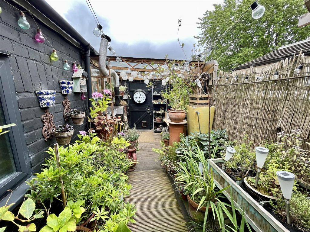 Property photo 3 of 17 Externally
