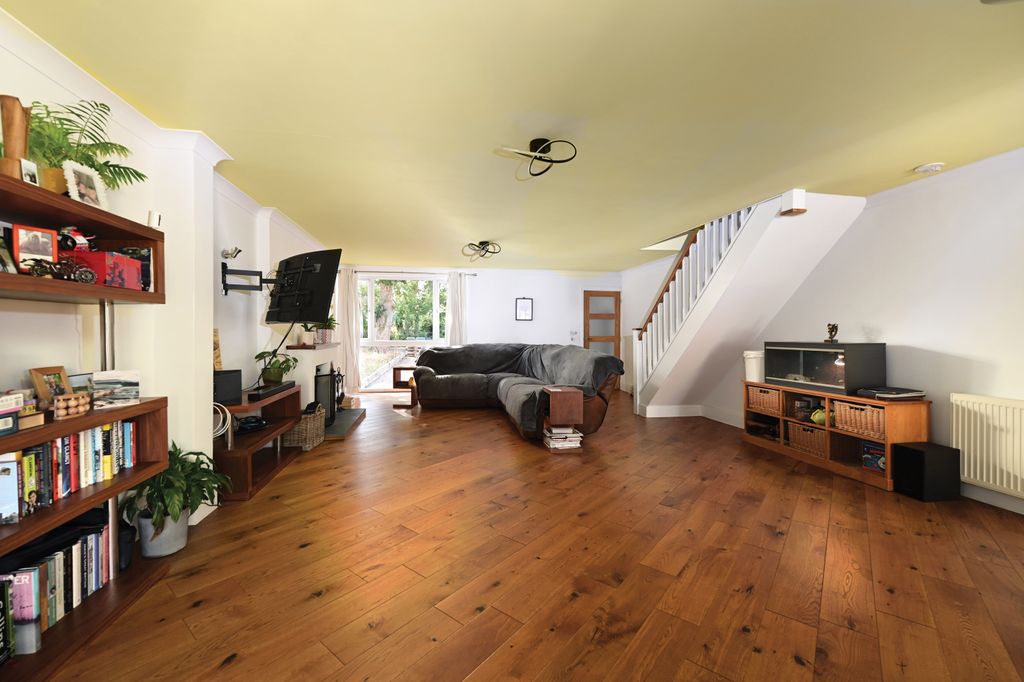 Property photo 2 of 9 28 Darby Green Lane (1)