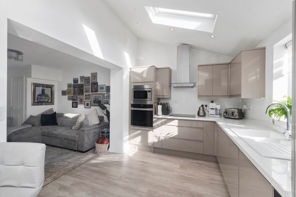 Property photo 3 of 26