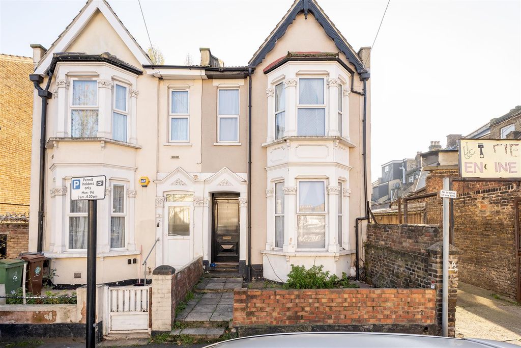 Property photo 1 of 19 Leslie Road, E11