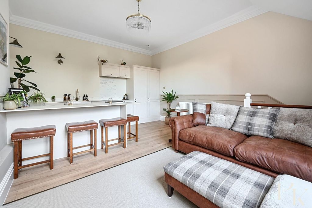 Property photo 3 of 15 Flt4, 10 Sackville Road (8).Jpg