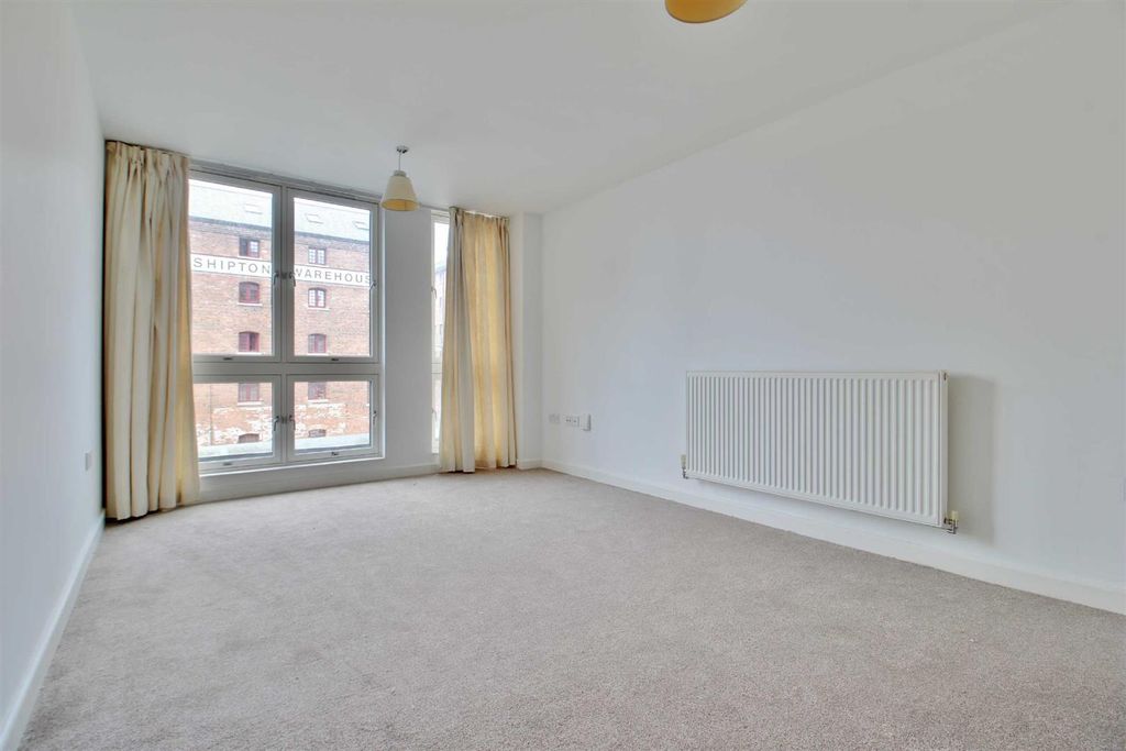 Property photo 2 of 8