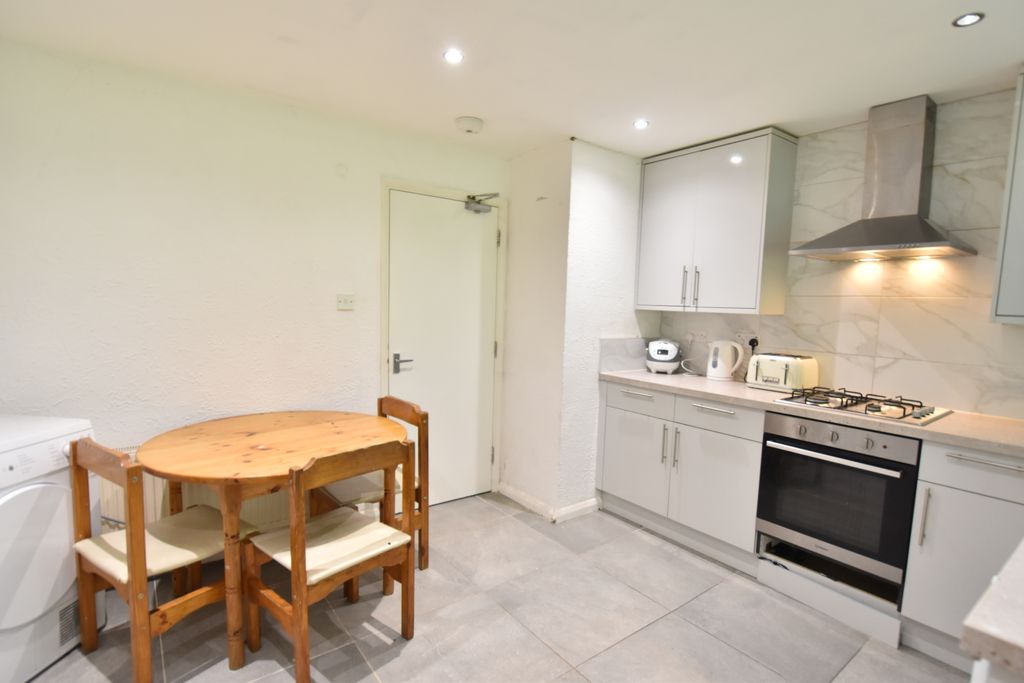 Property photo 3 of 11 Kitchen 2