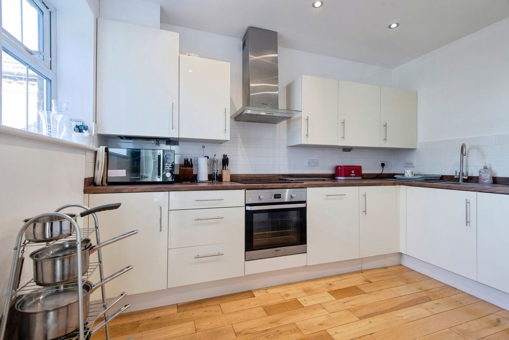 Property photo 2 of 25 Kitchen