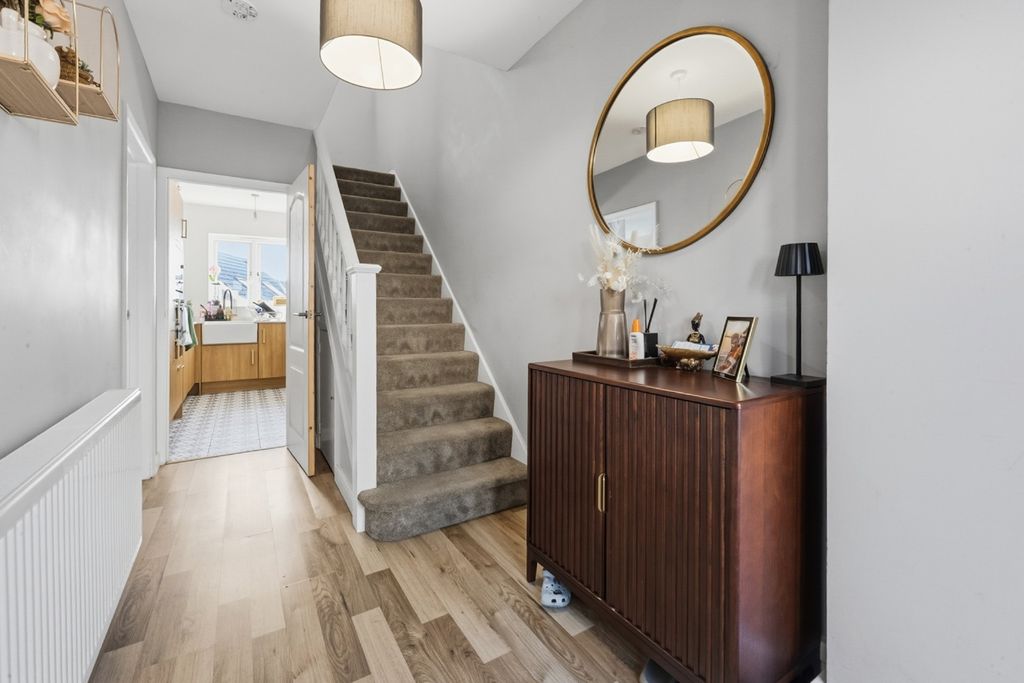 Property photo 3 of 18 5587423