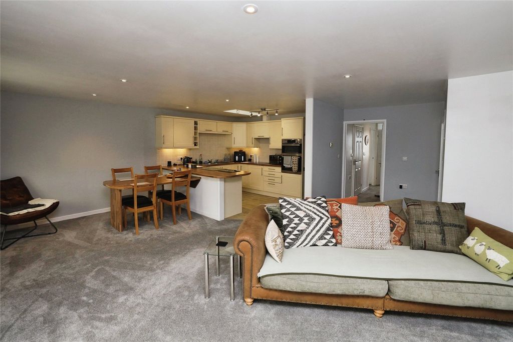 Property photo 2 of 21 Picture No. 30