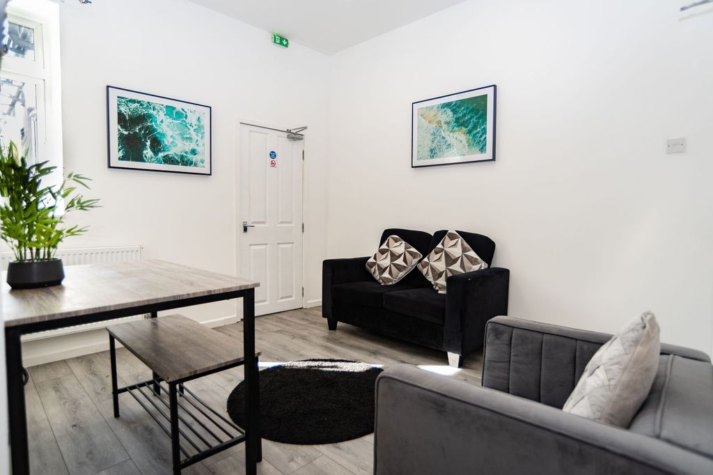 Property photo 1 of 11 Bright, Modern Communal Lounge With Comfortable Se...