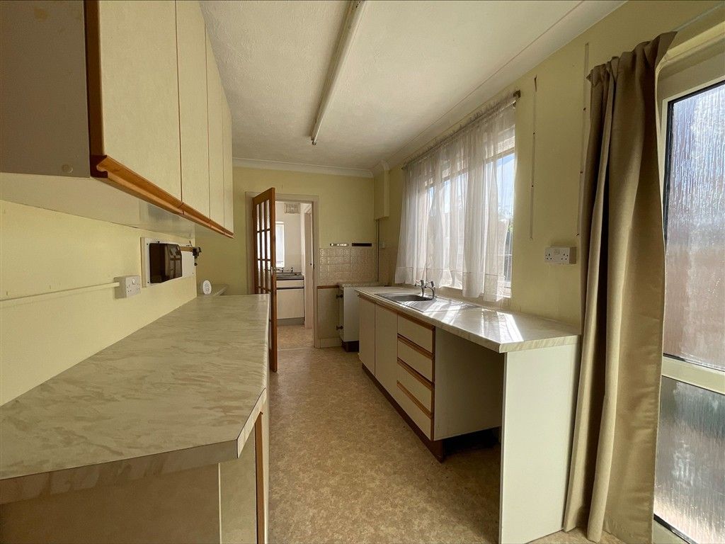 Property photo 2 of 12 Kitchen