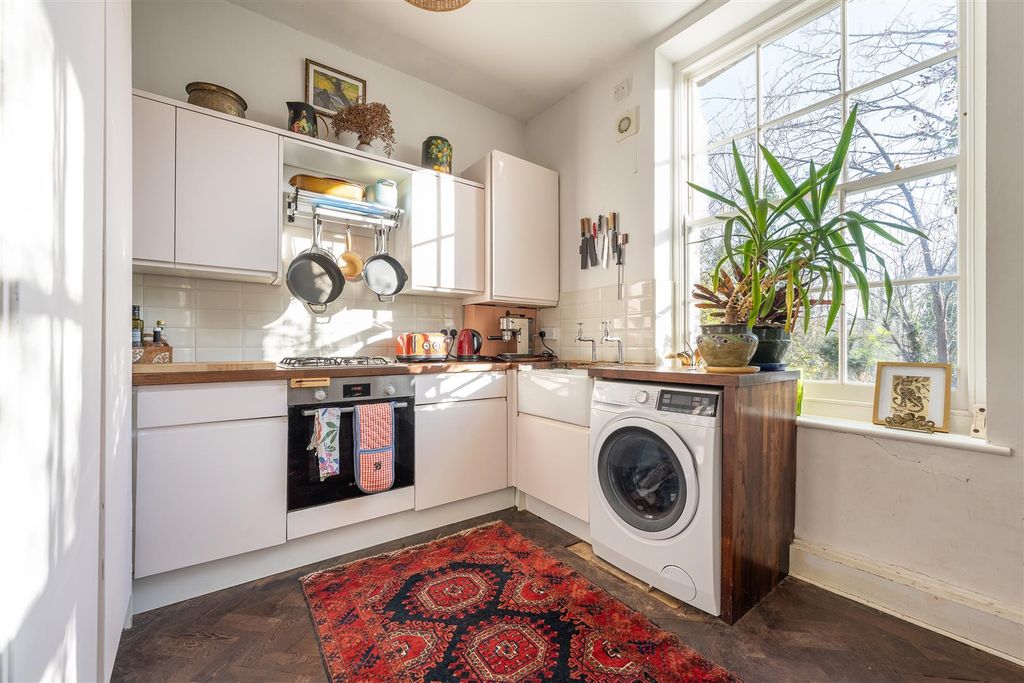 Property photo 2 of 21 St Mary Road, E17