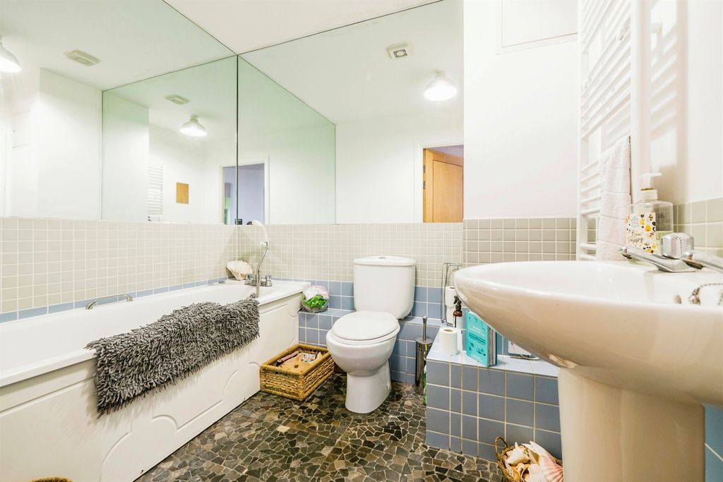 Property photo 1 of 15 Bathroom