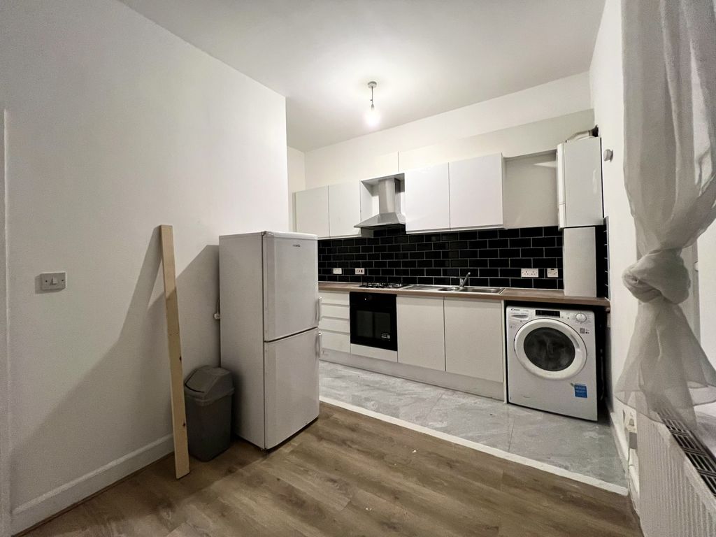 Property photo 1 of 8 2 Bed-Ground Floor Flat To Rent On Amersham Road, New Cross