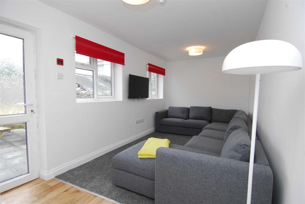 Property photo 3 of 9 44Headlandpark003.Jpg