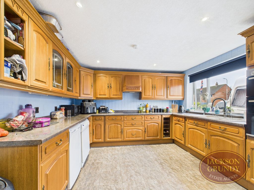 Property photo 2 of 13 Hoe Way