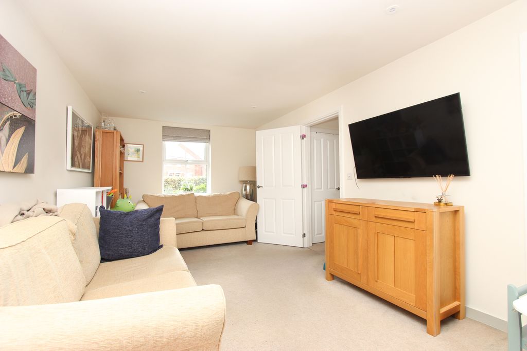 Property photo 2 of 16 Lounge