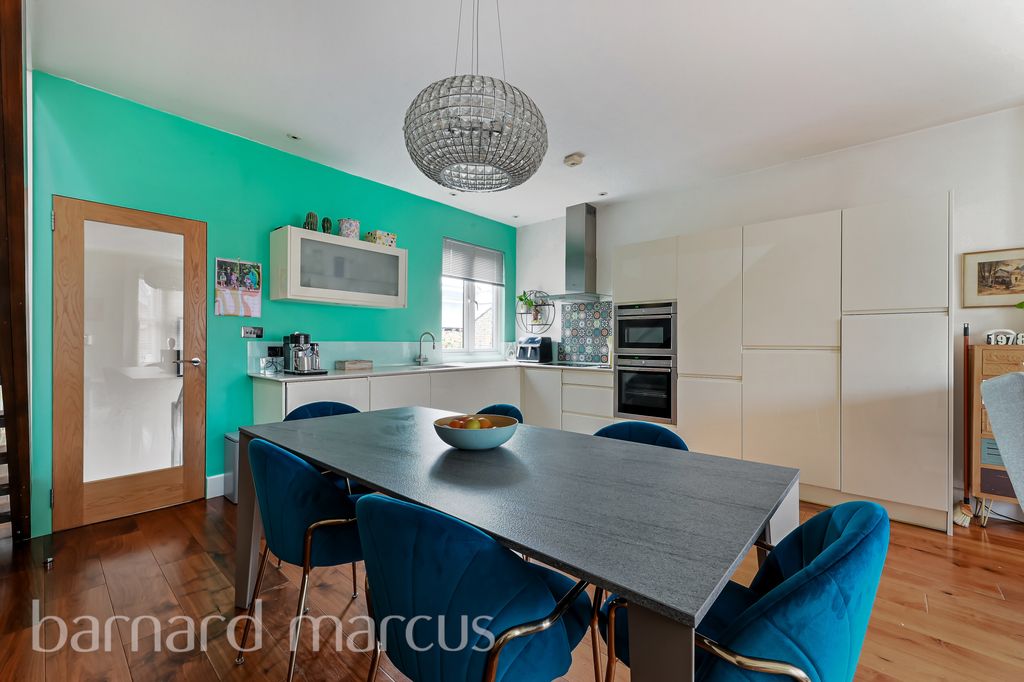 Property photo 3 of 10 Kitchen